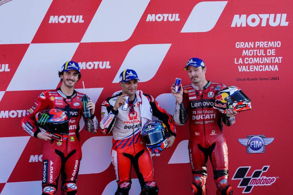 Francesco Bagnaia, Jorge Martin, dan Jack Miller saat berfoto pada GP Valencia. (motogp.com)