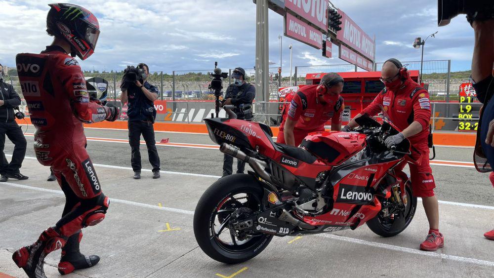 Francesco Bagnaia saat akan menunggangi Desmosedici GP21. (twitter.com/ducaticorse)