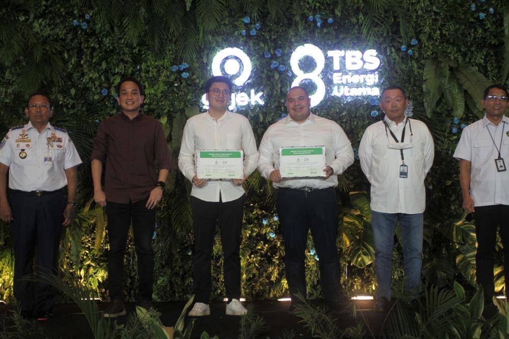 Gojek dan PT TBS Energi Utama Tbk menandatangani komitmen kerja sama dalam membentuk usaha patungan atau Joint Venture (JV) bernama Electrum, di Jakarta pada Kamis (18/11/2021). (dok. Gojek/TBS)