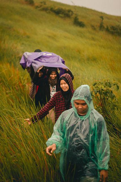 mendaki gunung bersama teman (pixabay.com/KamtaWirandi)