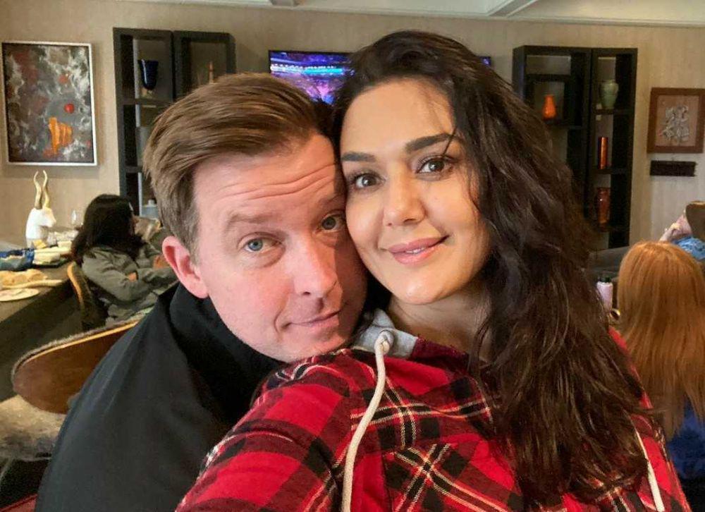 Dikaruniai Anak Kembar, 9 Potret Preity Zinta dan Gene Goodenough