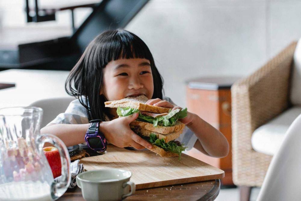 Ilustrasi anak sedang makan (Pexels/Alex Green)