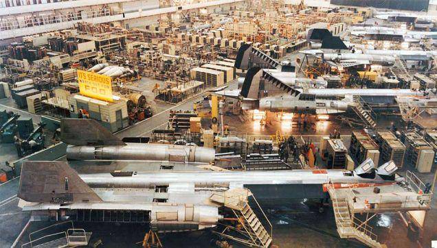 SR-71 Blackbird di Skunkworks (aviationhumor.net)