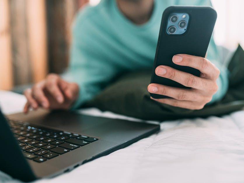 ilustrasi pria bermain laptop (pexels.com/Greta Hoffman)