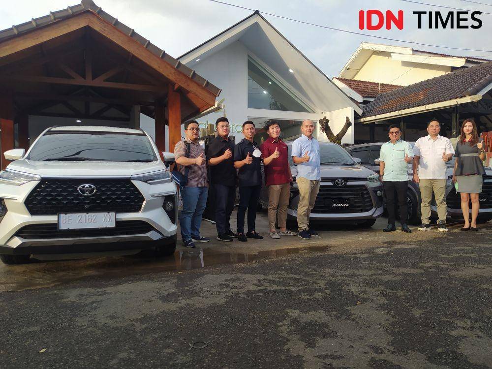 Kepala cabang Auto2000 Lampung dan kepala cabang TAFS, Garda Otto dan ACC saat Bincang Santai dengan awak media terkait All New Avanza dan Veloz, Kamis (18/11/2021). (IDN Times/Martin L Tobing).