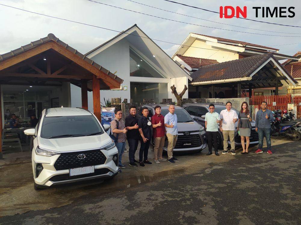 Kepala cabang Auto2000 Lampung dan kepala cabang TAFS, Garda Otto dan ACC saat Bincang Santai dengan awak media terkait All New Avanza dan Veloz, Kamis (18/11/2021). (IDN Times/Martin L Tobing).