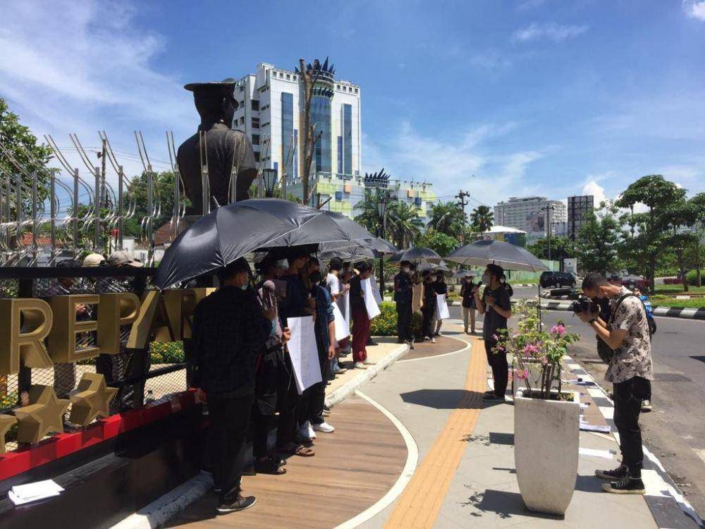 Para peserta aksi Kamisan memprotes Festival HAM Nasional di Semarang. (Dok Aksi Kamisan Semarang)