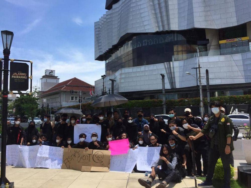 Puluhan peserta aksi Kamisan Semarang saat berpose di depan Mal Paragon. (Dok Aksi Kamisan Semarang)