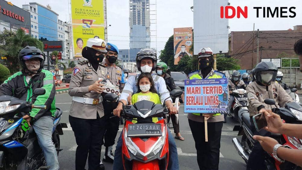 Satlantas Polresta Bandar Lampung memberlakukan kanalisasi di beberapa ruas jalan protokol di Kota Tapis Berseri. (IDN Times/Tama Yudha Wiguna)