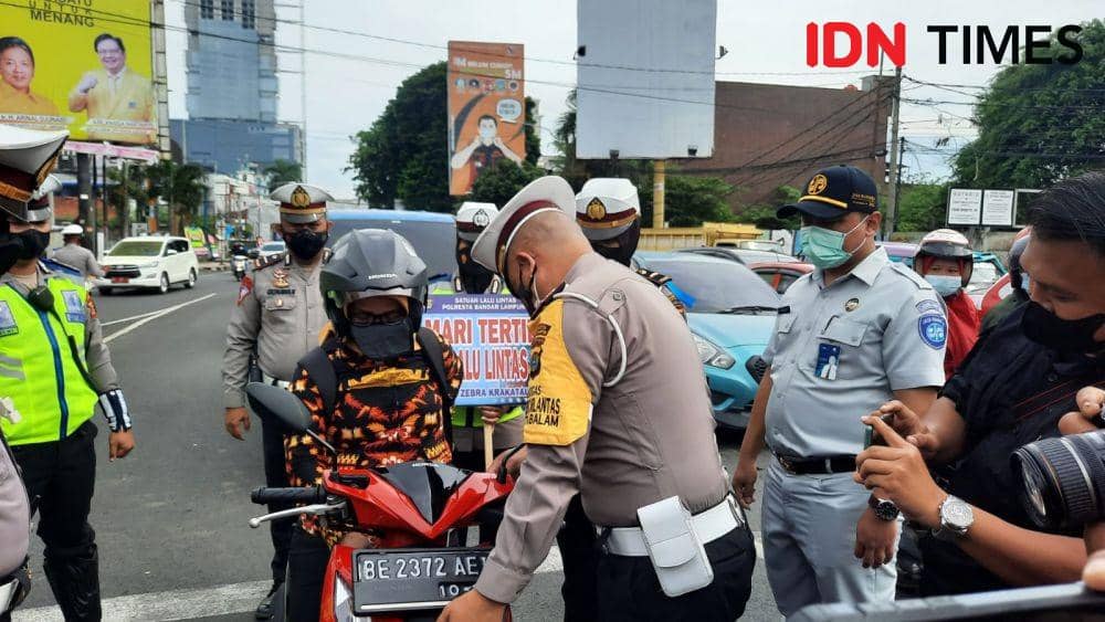 Satlantas Polresta Bandar Lampung memberlakukan kanalisasi di beberapa ruas jalan protokol di Kota Tapis Berseri. (IDN Times/Tama Yudha Wiguna)