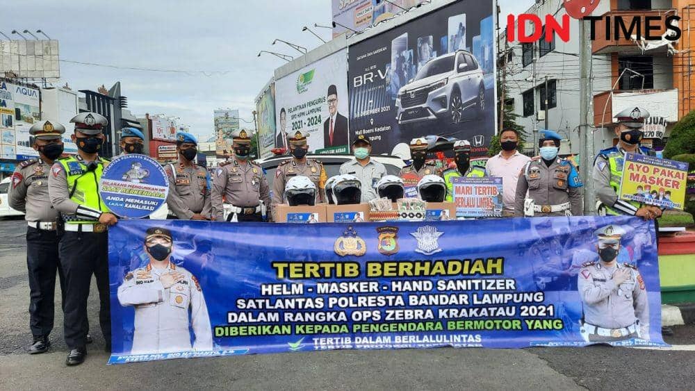 Satlantas Polresta Bandar Lampung memberlakukan kanalisasi di beberapa ruas jalan protokol di Kota Tapis Berseri. (IDN Times/Tama Yudha Wiguna)