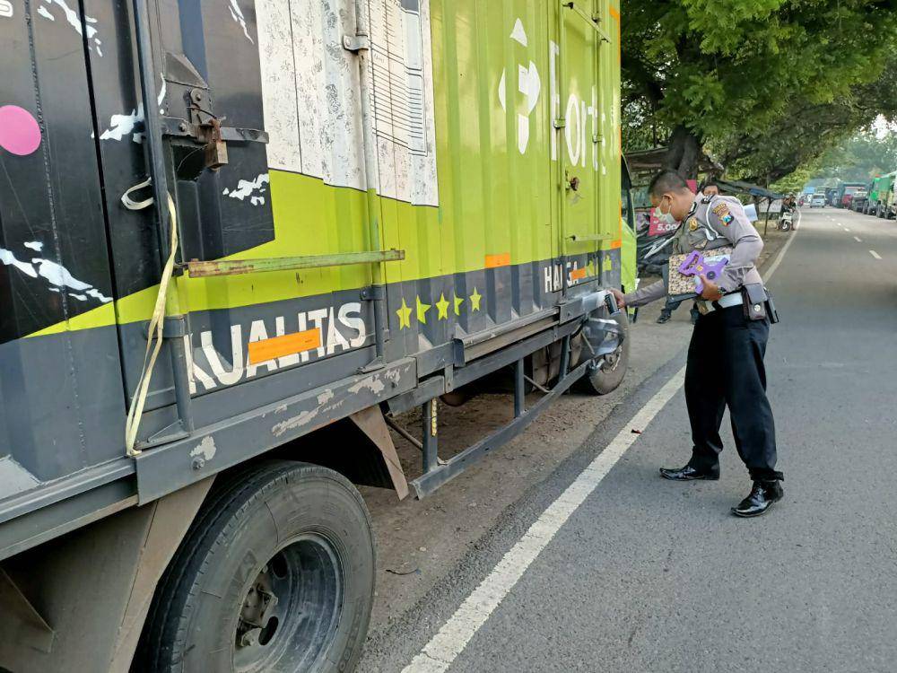 Polisi melakukan olah TKP kecelakaan di Tunggorono Jombang. IDN Times/Istimewa
