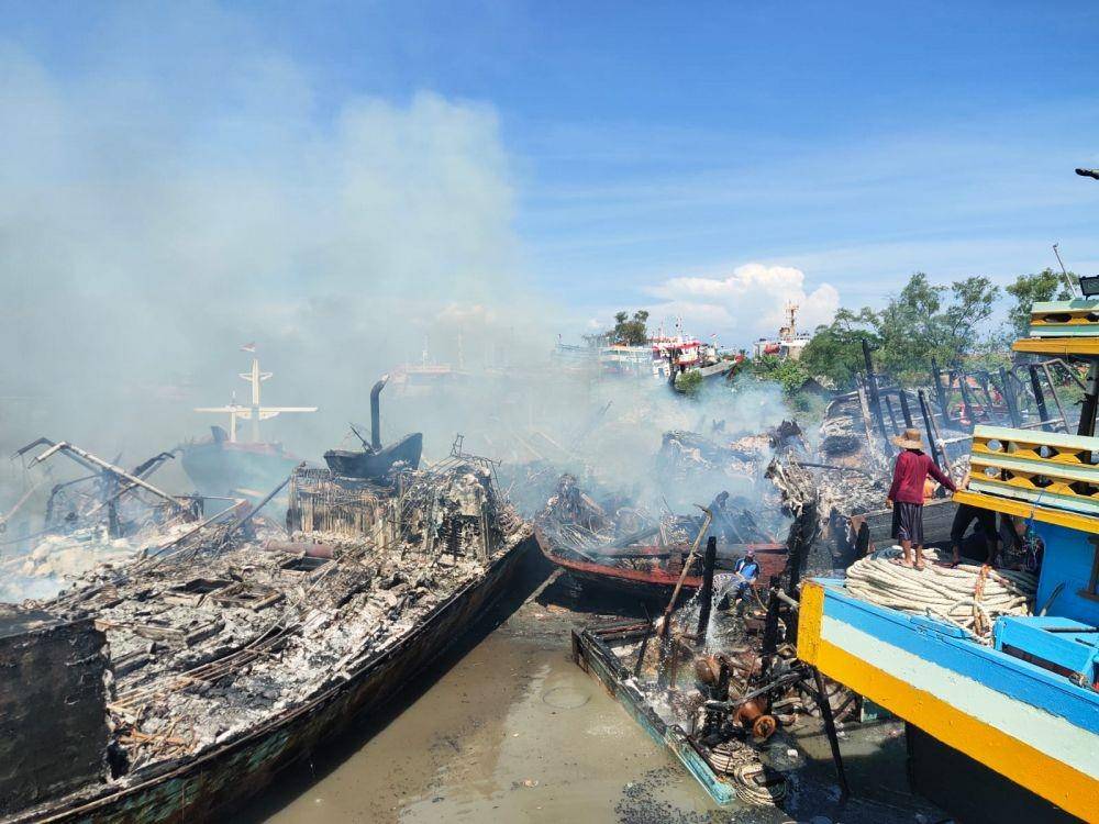 Kondisi deretan kapal nelayan Tegal yang hangus terbakar. (Dok Humas Polda Jateng)