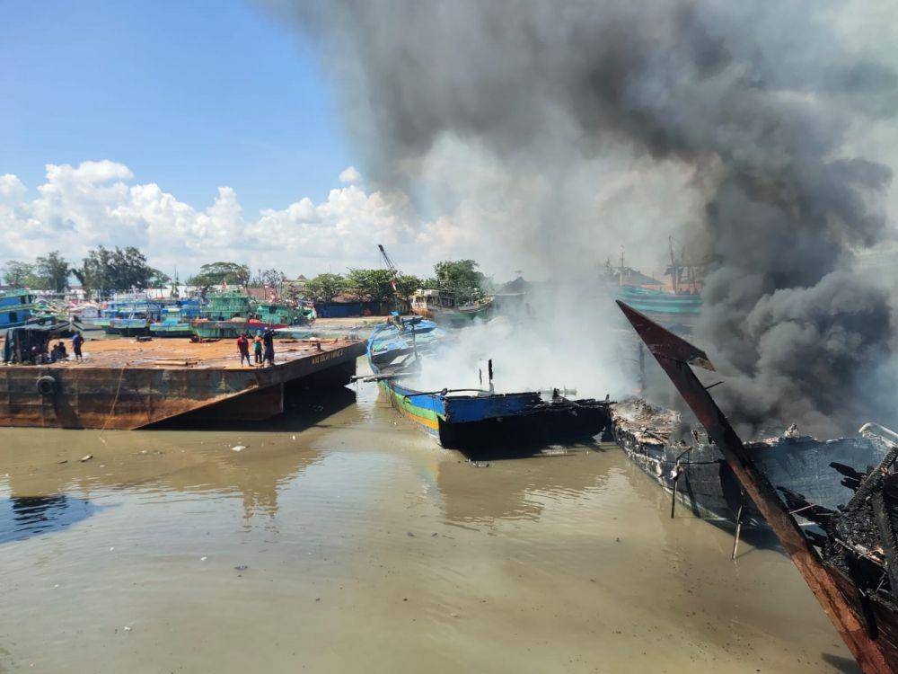Asap pekat masih membumbung tinggi di dalam kapal nelayan Tegal yang terbakar. (Dok Humas Polda Jateng)