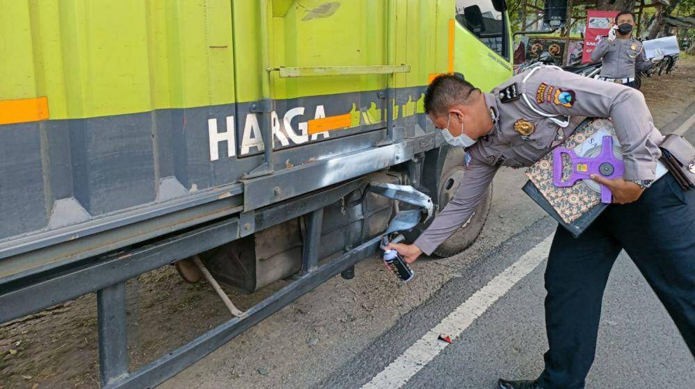 Polisi olah TKP Kecelakaan di Tunggorono Jombang. IDN Times/Zainul Arifin