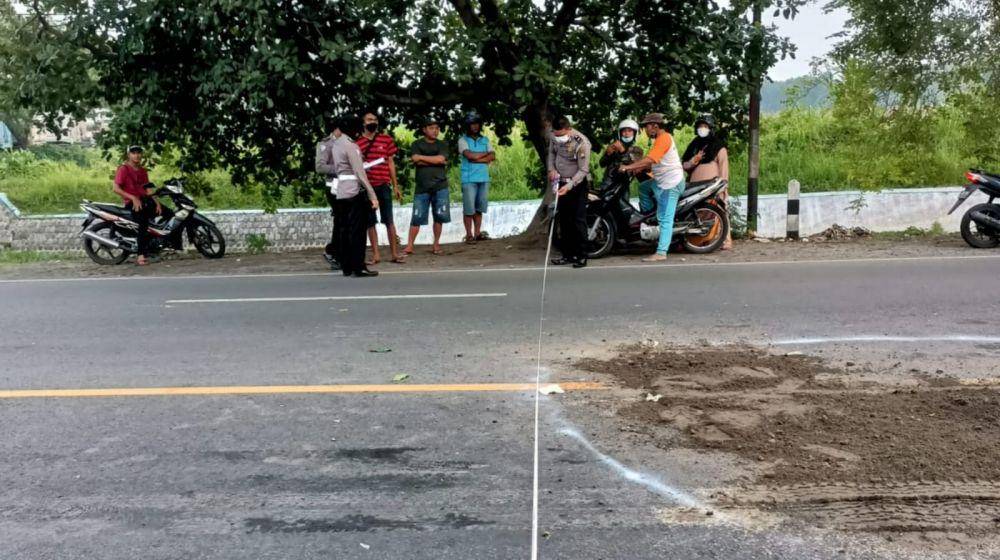Polisi melakukan olah TKP kecelakaan di Tunggorono Jombang. IDN Times/Zainul Arifin