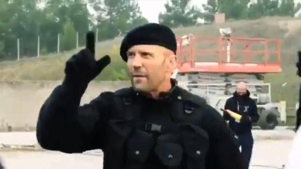 Jason Statham di balik layar The Expendables 4 (instagram.com/jasonstatham)
