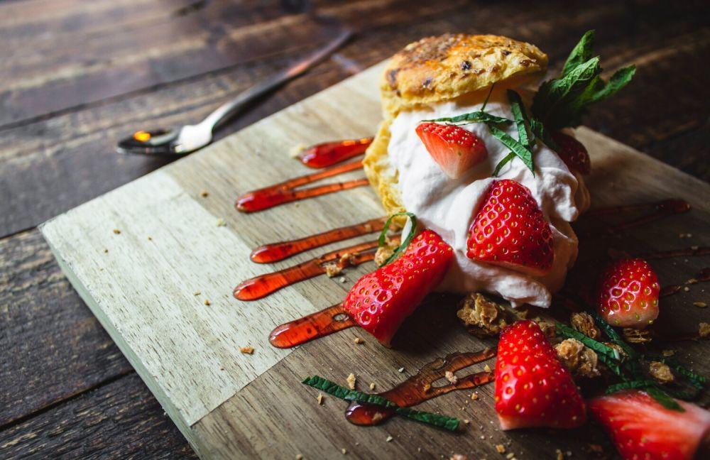 ilustrasi strawberry cheesecake dump cake (unsplash.com/Louis Hansel)
