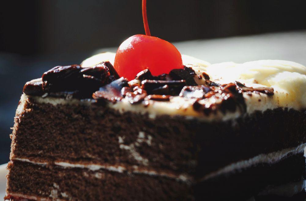 ilustrasi black forest dump cake (unsplash.com/montatip lilitsanong)