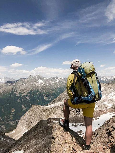 pakaian yang digunakan saat mendaki gunung (pixabay.com/raffaelpace)