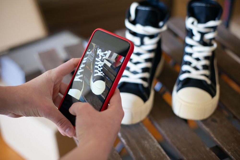 ilustrasi memotret sepatu (pexels.com/Kampus Production)