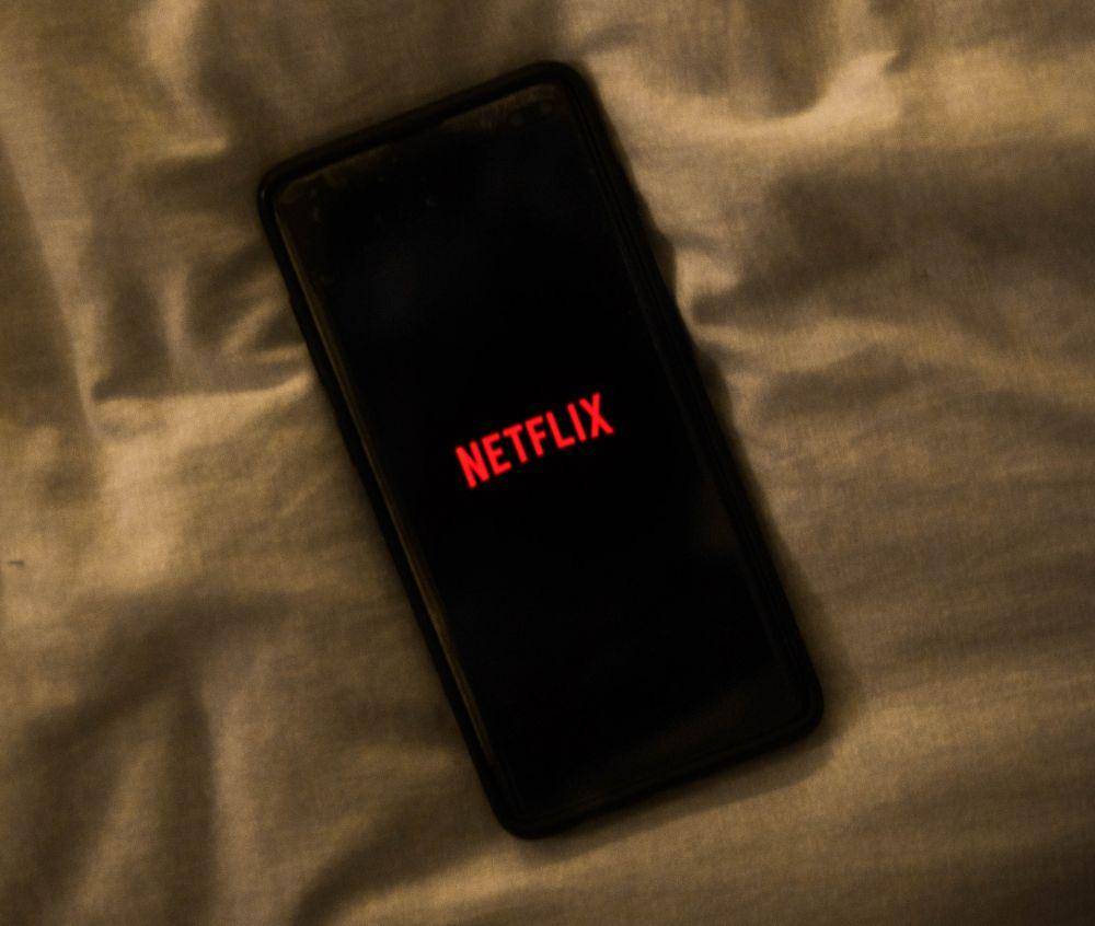 ilustrasi Netflix di smartphone (pexels.com/Nicolas)