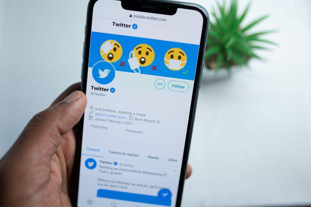 Seseorang membuka akun resmi Twitter melalui smartphone. (pexels.com/SolenFeyissa)