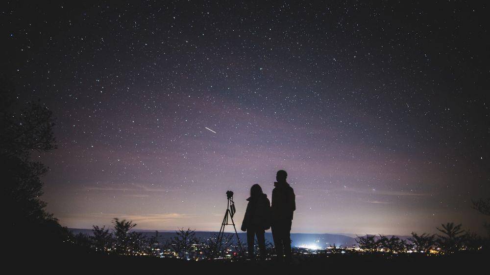 Ilustrasi mengamati langit (pexels.com/Yuting Gao)