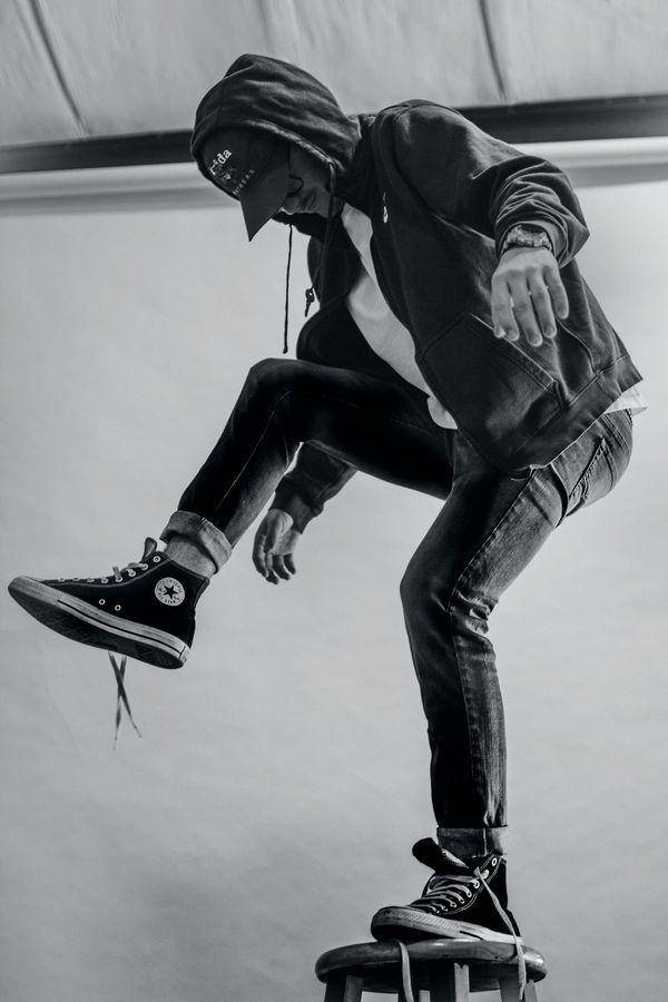 Ilustrasi pria memakai sepatu Converse (unsplash/Jordan Whitfield)