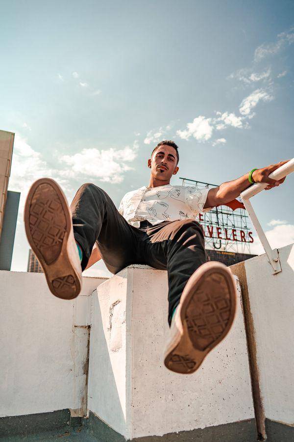 Ilustrasi pria memakai sepatu Converse (unsplash/Jennifer Marquez)