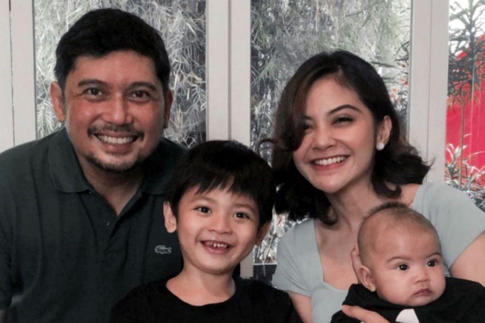 Dikaruniai 2 Anak, 10 Potret Tiwi Eks T2 yang Semakin Berbahagia