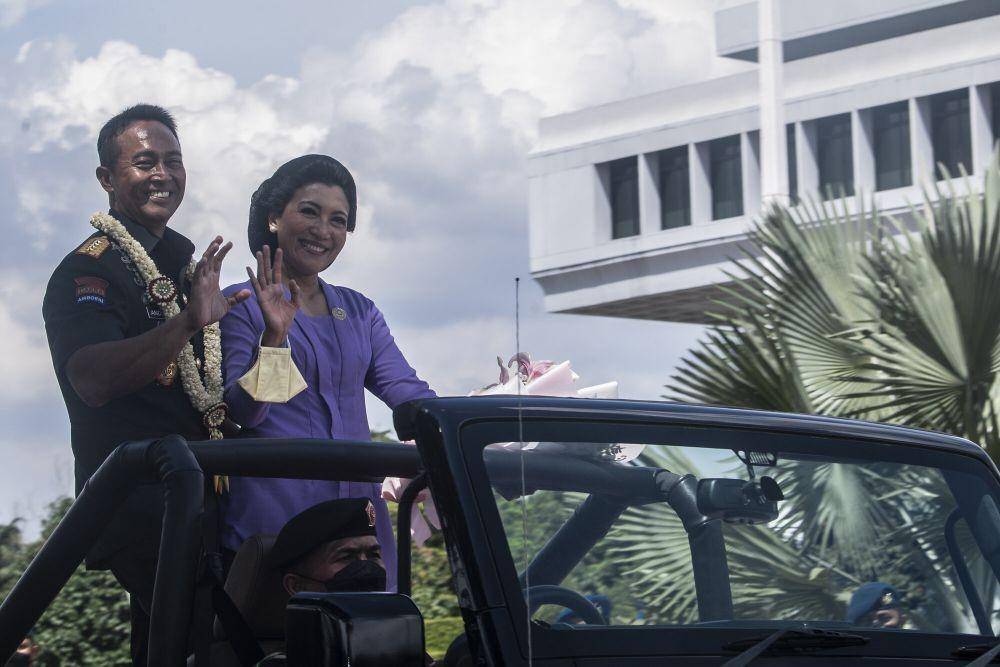 Panglima TNI Jenderal TNI Andika Perkasa bersama Istri Diah Erwiany mengikuti tradisi pisah sambut Panglima TNI di Mabes TNI, Cilangkap, Jakarta, Kamis (18/11/2021). (ANTARA FOTO/Muhammad Adimaja)