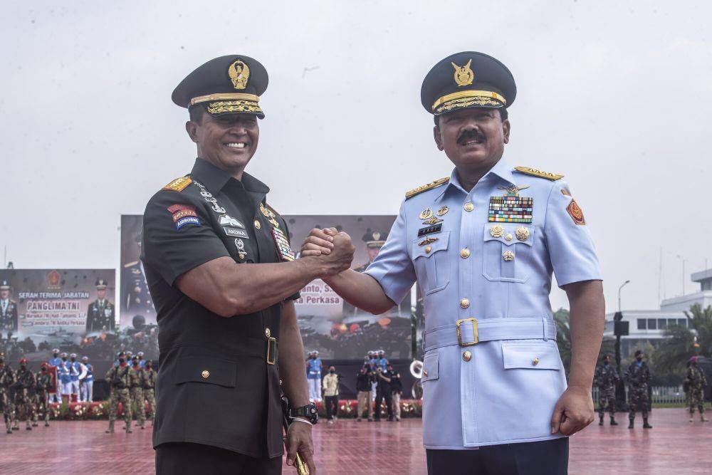 Pejabat baru Panglima TNI Jenderal TNI Andika Perkasa (kiri) melakukan salam komando dengan pejabat lama Panglima TNI Marsekal TNI Hadi Tjahjanto (kanan) usai upacara Serah Terima Jabatan Panglima TNI di Mabes TNI, Cilangkap, Jakarta, Kamis (18/11/2021). (ANTARA FOTO/Muhammad Adimaja)