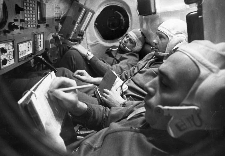 Awak misi Soyuz 11 (kiri ke kanan: Vladislav Volkov, Georgi Dobrovolski, dan Viktor Patsayev) pada hari peluncuran, 6 Juni 1971. (allthatsinteresting.com/Sovfoto)