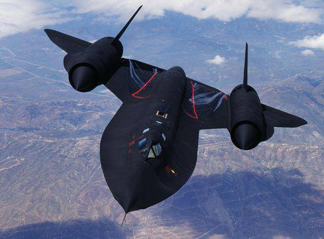 SR-71 Blackbird tampak depan (flightglobal.com)