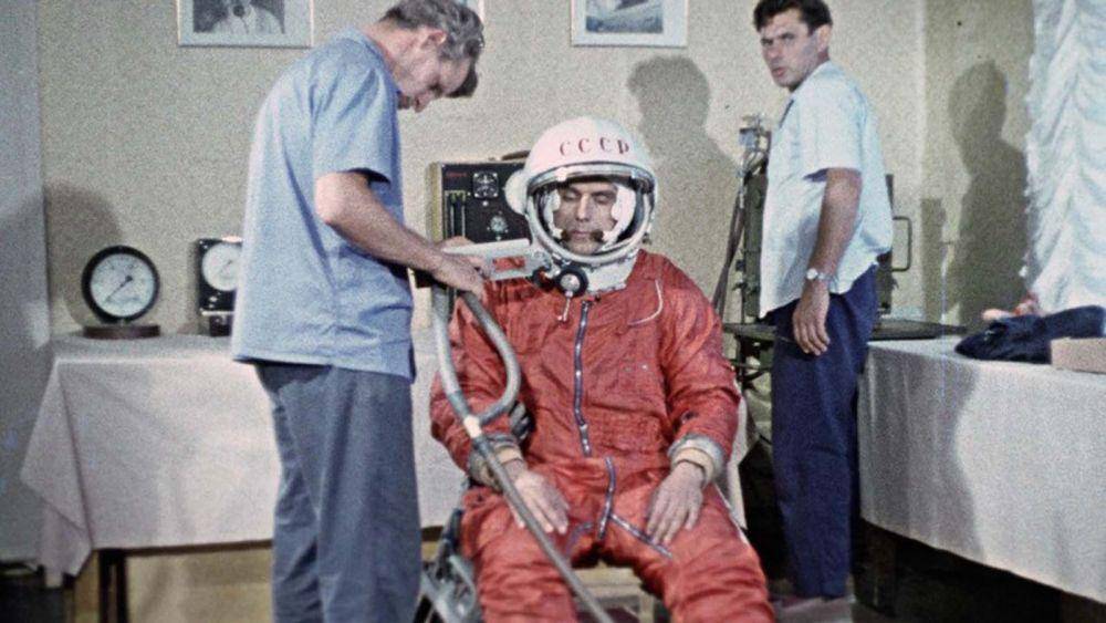 Persiapan Vladimir Komarov sebelum peluncurannya yang mengakibatkan kecelakaan fatal. (rarehistoricalphotos.com/Sputnik)