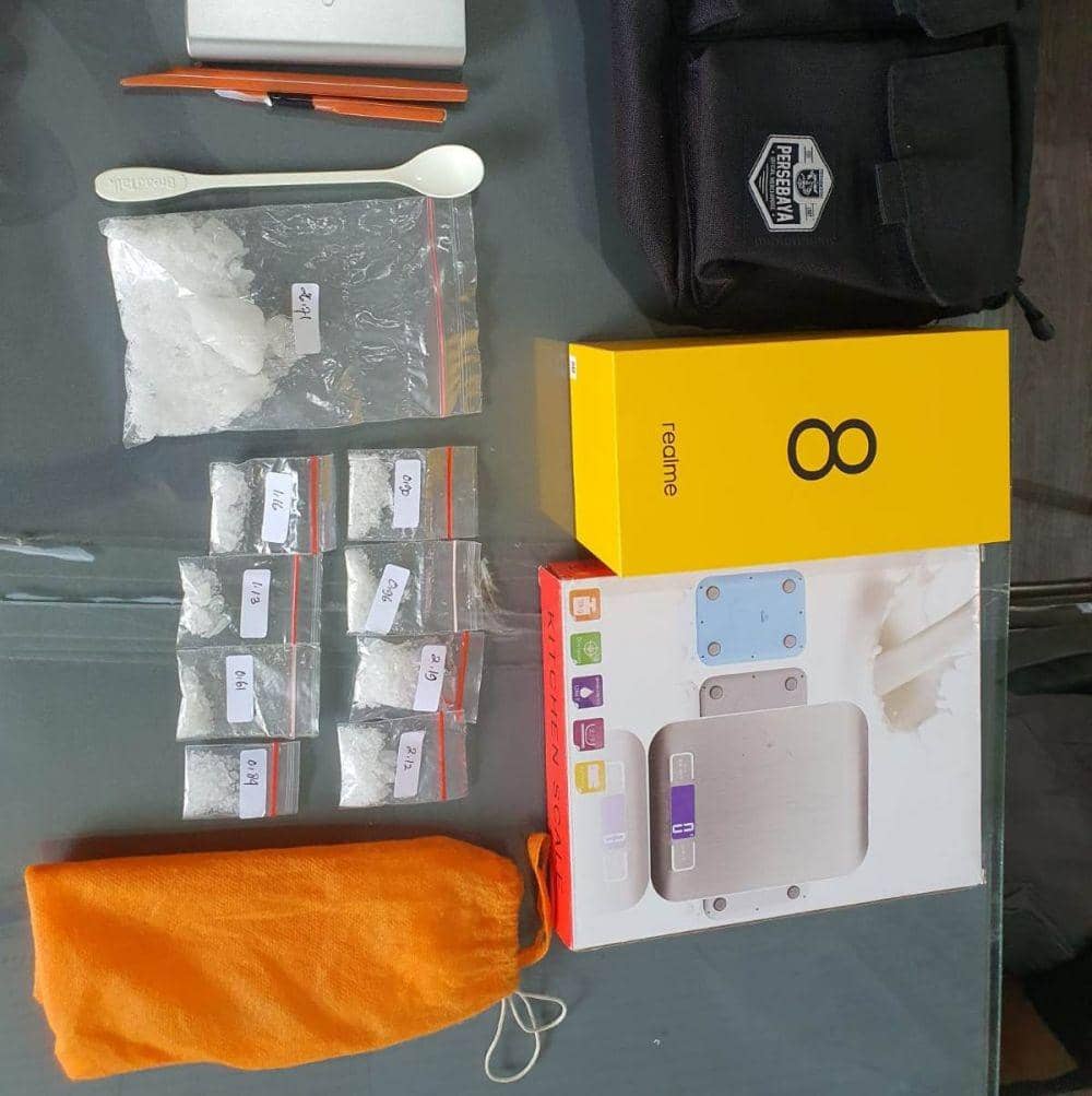 Pelaku dan barang bukti ungkap sabu oleh Satrenarkoba Polrestabes Surabaya. Dok. Ist.