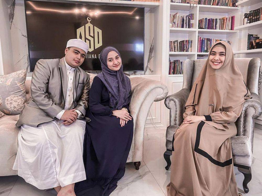 Oki Setiana Dewi dan rekan artis (instagram.com/okisetianadewi)