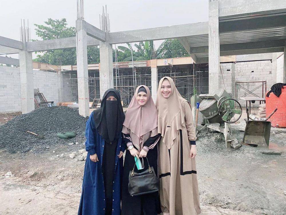 Oki Setiana Dewi dan rekan artis (instagram.com/okisetianadewi)