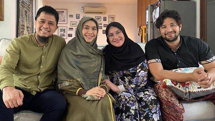 Oki Setiana Dewi dan rekan artis (instagram.com/okisetianadewi)