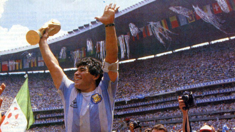 Diego Maradona mengangkat trofi Piala Dunia 1986 (marca.com)