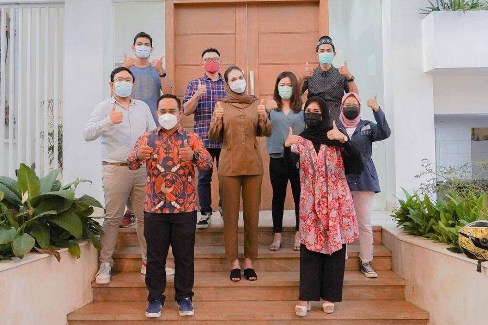 Artis Luna Maya mengaku sedang blusukan di area kediaman rumahnya. (instagram.com/lunamaya)