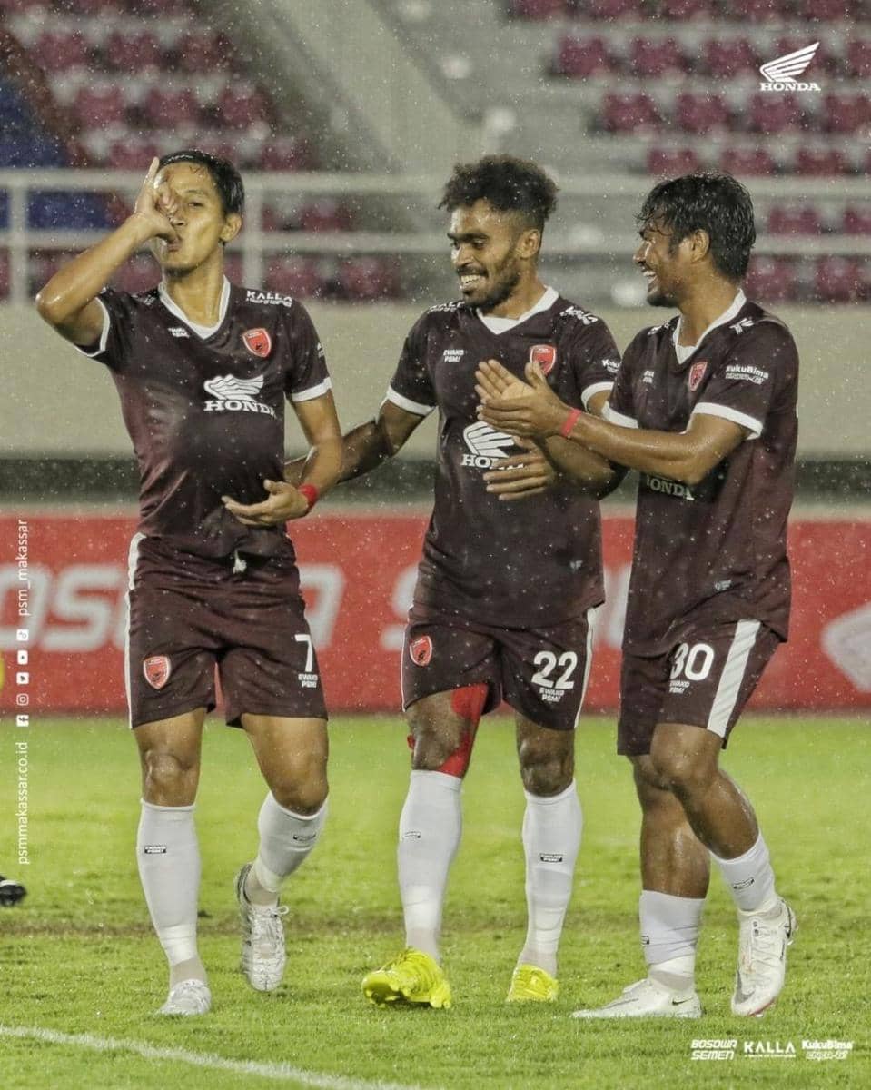 Bek PSM Makassar Abdul Rachman (kiri) melakukan selebrasi usai mencetak gol dalam laga pekan ke-12 BRI Liga 1 2021/22 kontra PSS Sleman di Stadion Manahan Solo, Kamis 18 November 2021. (Instagram.com/psm_makassar)