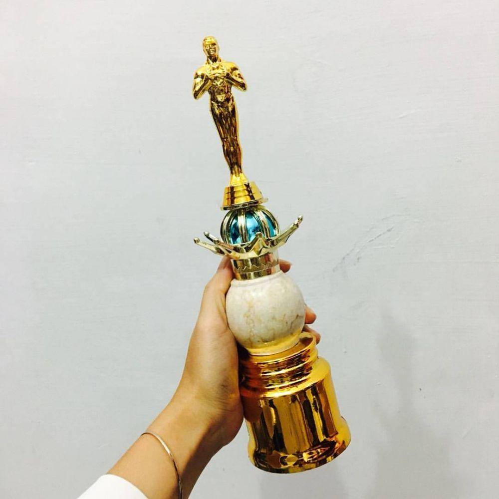 piala custom unik (instagram.com/lytin_gallery)
