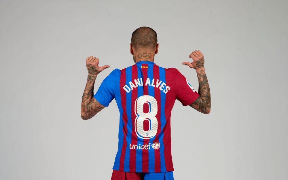 Sebelum Dani Alves, Ini 5 Pemain Bintang Nomor Punggung 8 di Barcelona