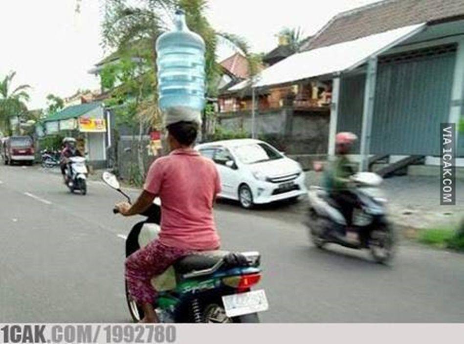 kelakuan tukang galon (1cak.com)