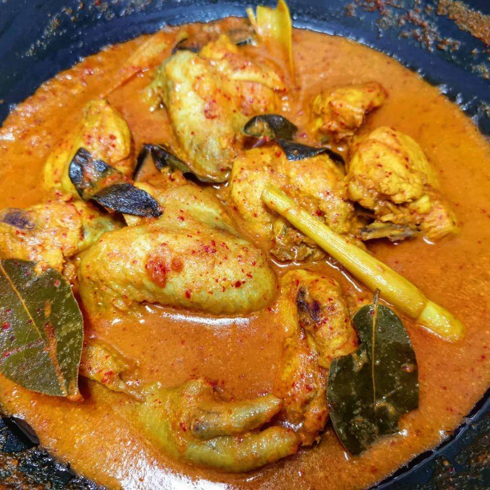 Gulai ayam (instagram.com/cikinadodocheng)