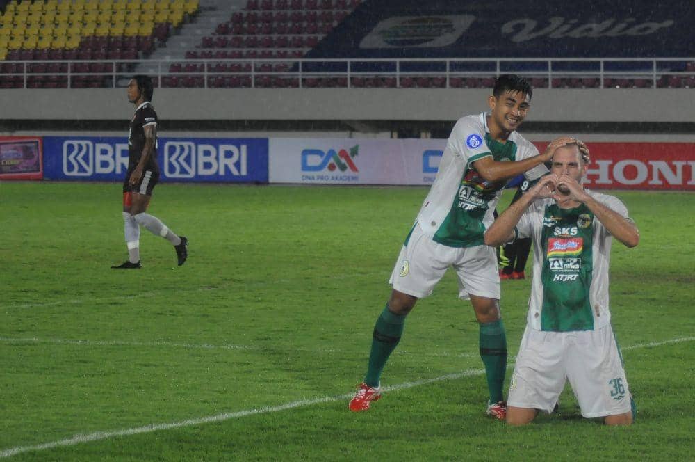 Pesepak bola PSS Sleman Nemanja Kojic (kanan) melakukan seleberasi seusai mencetak gol ke gawang lawan PSM Makassar pada pertandingan Liga 1 di Stadion Manahan, Solo, Jawa Tengah, Kamis (18/11/2021). ANTARA FOTO/Aloysius Jarot Nugroho/foc.