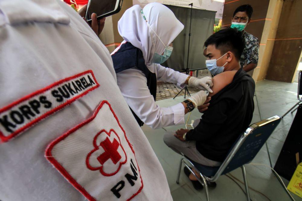 Warga menjalani vaksinasi COVID-19 perdana saat peresmian Program Nasional Sentra Vaksinasi COVID-19 Palang Merah Indonesia (PMI) Cabang Aceh Utara di Lhoksukon, Aceh Utara, Aceh, Kamis (9/10/2021) (ANTARA FOTO/Rahmad)
