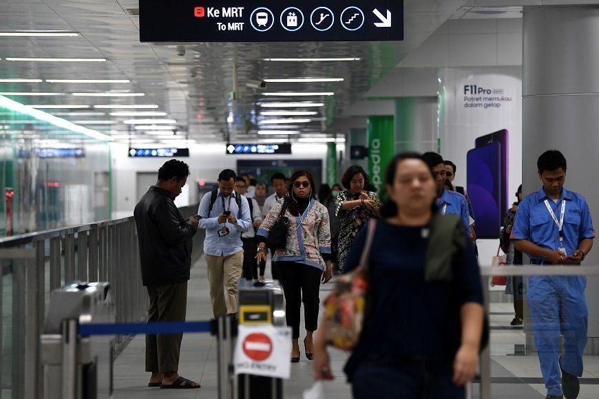 Pengguna MRT Jakarta Diperbolehkan Tak Pakai Masker